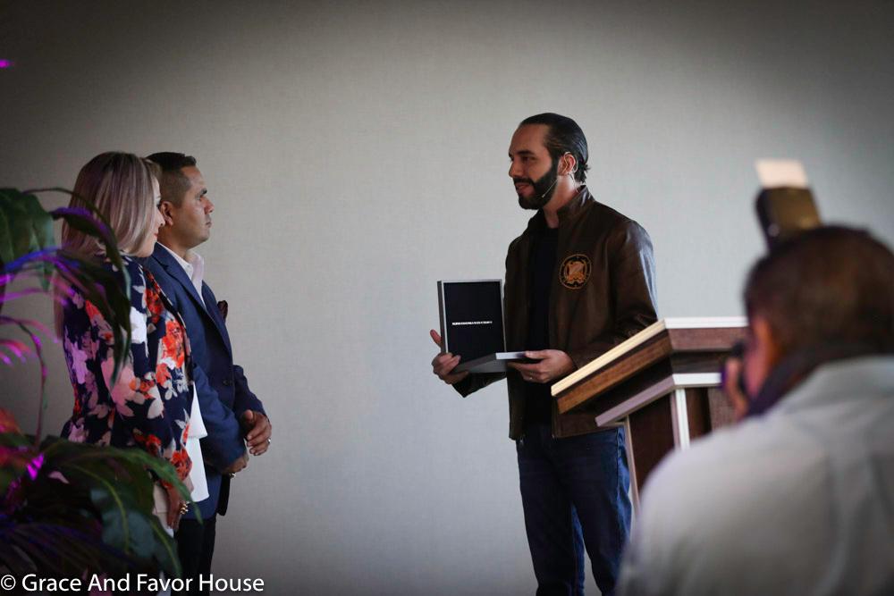 Entrega de presente al presidente Nayib Bukele